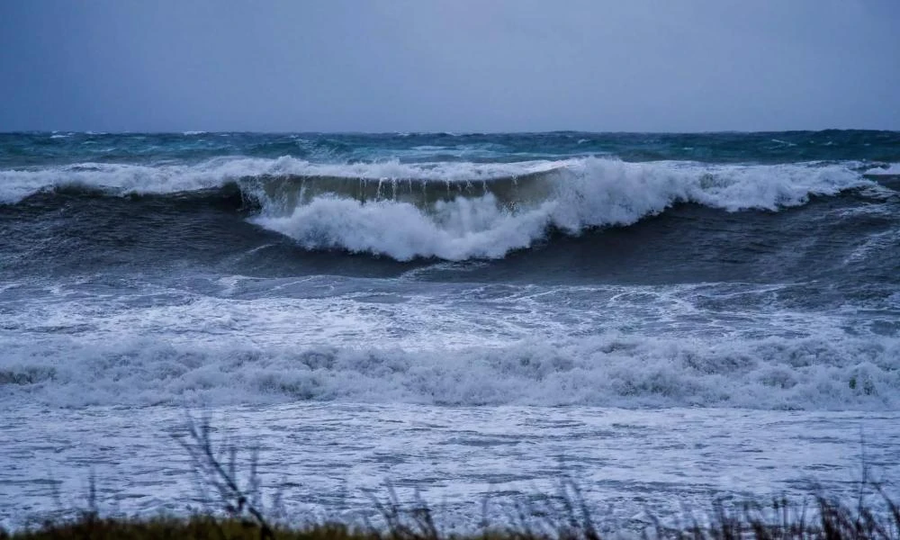 Κυπαρισσία: Γυναίκα παρασύρθηκε από κύματα και πνίγηκε μπροστά στον άντρα της